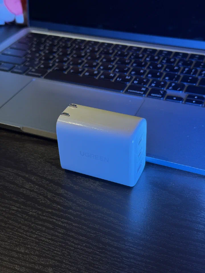 綠聯 UGREEN 65W GaN 充電器 CD275 三孔 PD 版實機照,作者自己實際在用的那顆