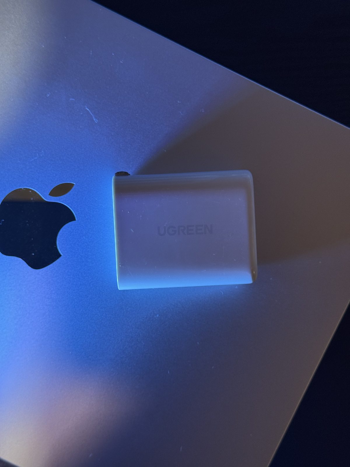 綠聯 CD275 65W 充電器放在 MacBook Air 機背旁的尺寸對比