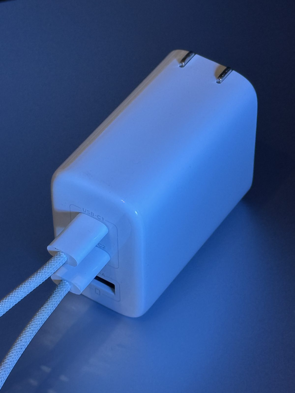 綠聯 CD275 充電器頂部 USB-C1 / C2 接口插著線材的特寫