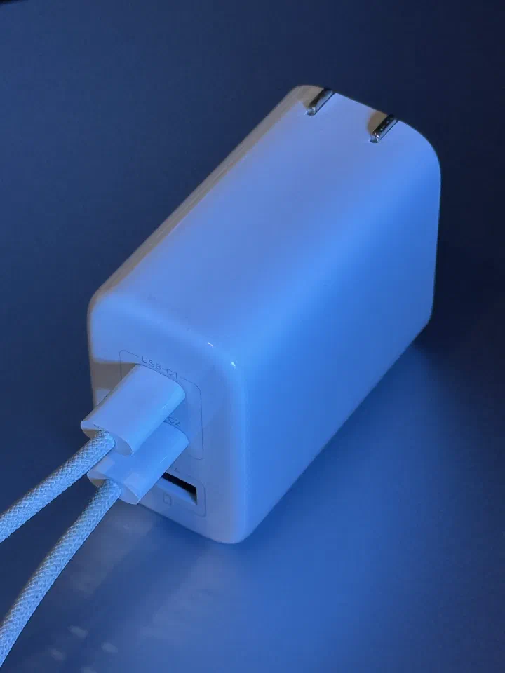 綠聯 CD275 充電器頂部 USB-C1 / C2 接口插著線材的特寫